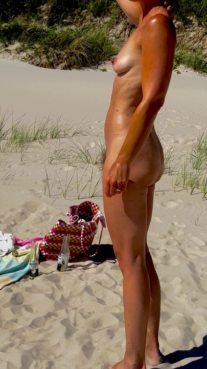 Kıllı Sara plajda çıplak. OnlyFans'ımda tam video.