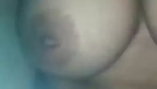 Busty kolej kız göğüsleri gösterir