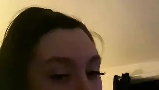 Güzel kız gırtlağına kadar alıyor büyük zenci yarağı