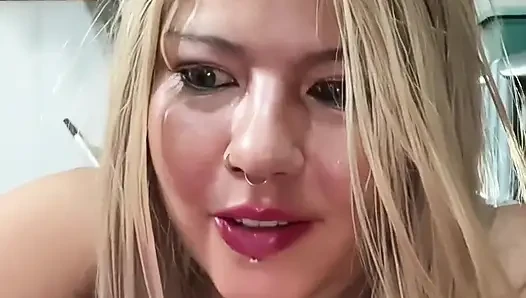 Azgın Brezilyalı iri güzel kadın orta yaşlı seksi kadın tanrıçanın oyun arkadaşının sik resmine ilk tepkisi