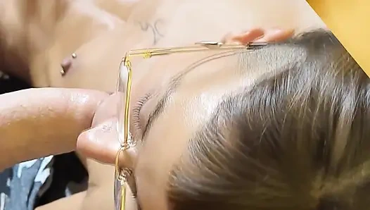 Oyuncağımla kanepede gözlüklerimle oynuyorum ta ki o gelene kadar