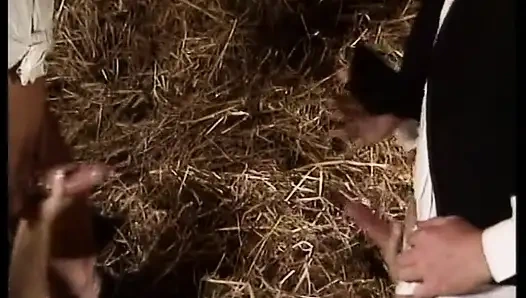 İri göğüslü sarışın orta yaşlı seksi kadın genç adamlar tarafından sikiliyor