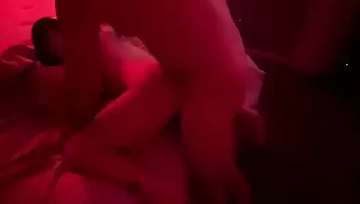 Orta yaşlı seksi kadın gerçekten sert anal sikişiyor