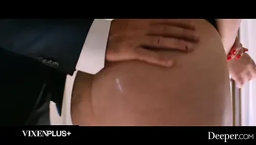 Utangaç ve seksi oyuncu Violet Myers kostümlü giyiniyor