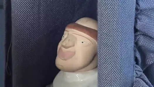 Olgun sarışın sürtük genç adamın sert aletini emiyor