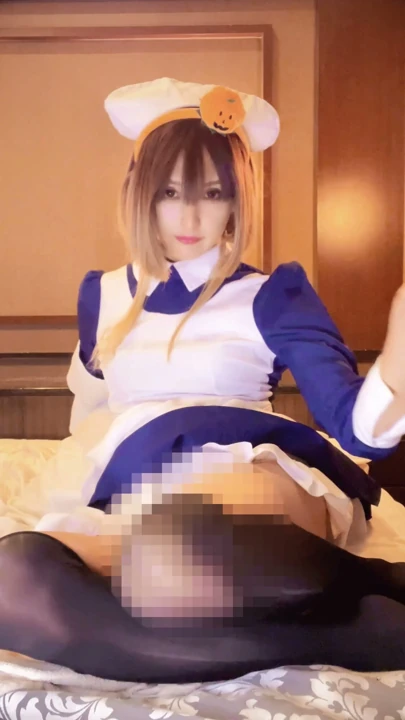 Bir cross-dressing Halloween hemşire cosplay'inin sessizce mastürbasyon yaptığı bir video