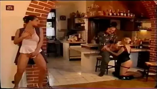 Angelica bella mutfak masasının üzerinde # 08