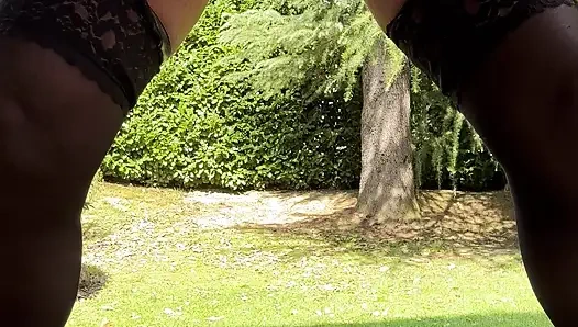 Shemale Kassy54 açık havada işiyor