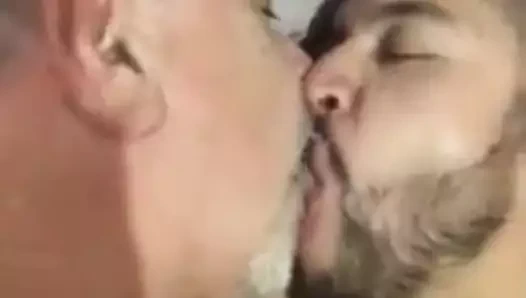 türk baba öpüşme