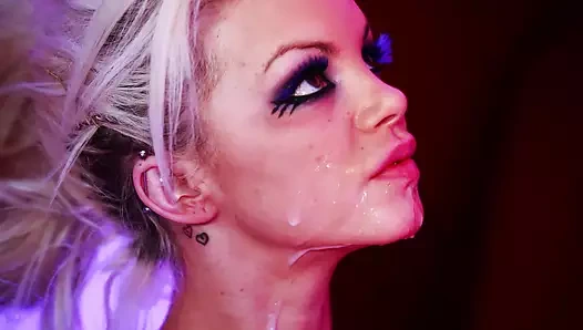 Dövmeli sarışın sekerek kedi üzerinde büyük bir horoz üzerinde the halı