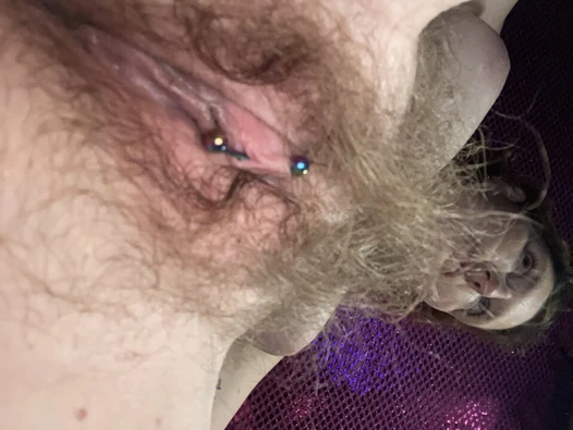 Doğal, seksi, süper gerçek anneyle sigara içiyor ve fışkırtıyor, Rachel Wriggler tüylü dört bacaklı oda arkadaşı tarafından yakalanmadan önce