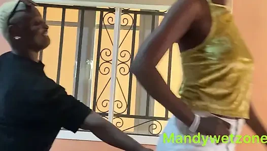 Lezbiyen bayan yeni satış temsilcisiyle seks yaptı.