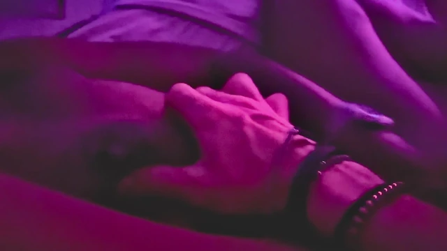 İri göğüslü zenci üvey anne beyaz üvey oğlunun amını yalamasına izin veriyor.