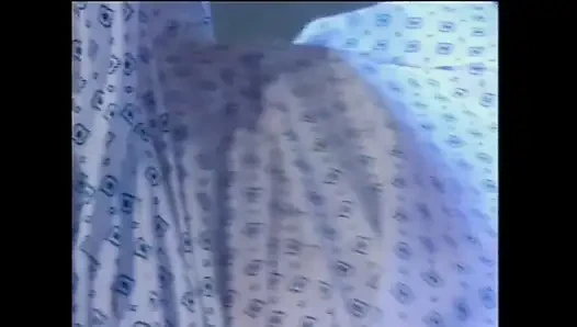 Güzel kızıl saçlı hemşire yarağını emerek hastayla ilgileniyor