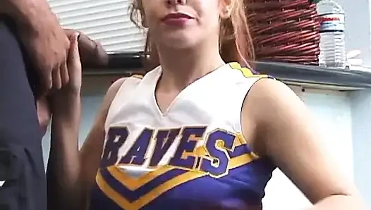 Genç latin ponpon kız amını yalatıyor ve masada sikiliyor