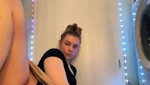 Jucielussie banyoda mastürbasyon yapıyor yakın çekim