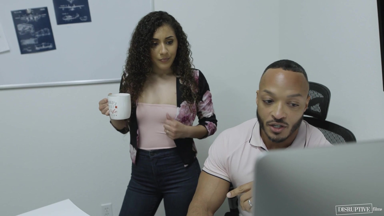 Sneaky Husband Has Secret Gay Life, Cheats on Pregnant Wife