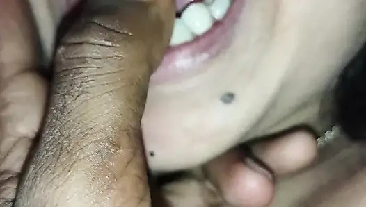 Hintli kız üvey kız kardeşim hızlı bir şekilde sikimi derinden emiyor