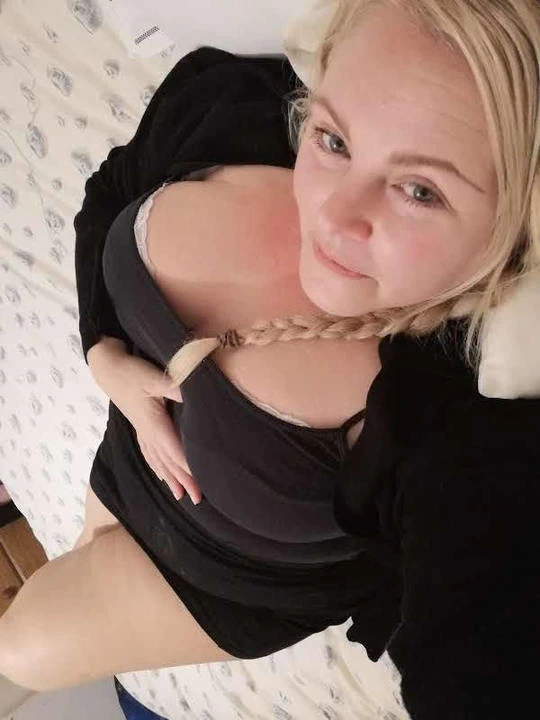 tanga ile kısa siyah etek, sallama ve kıçımı şaplak