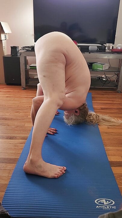 Sıcak olgun momma vee çıplak yoga yapıyor!