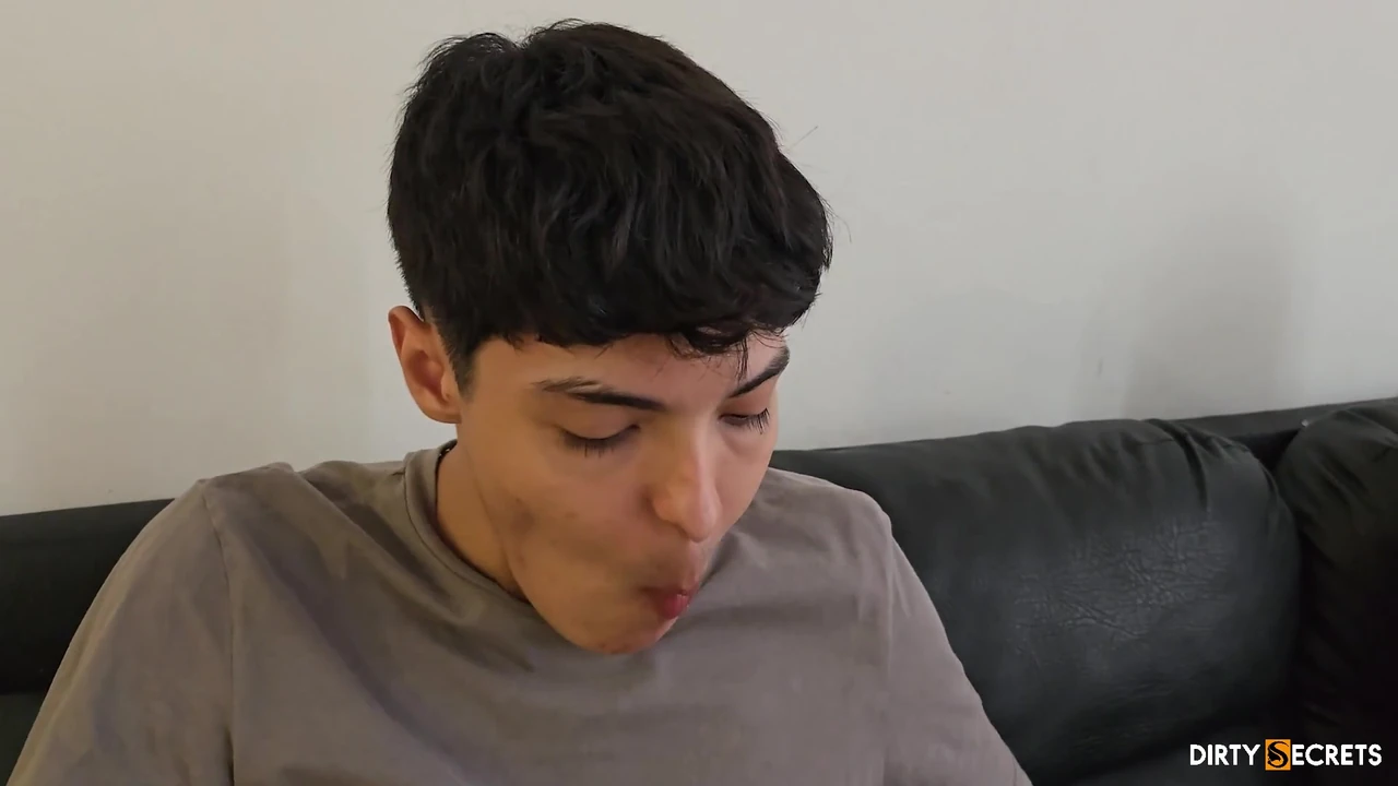 मैं अपनी सौतेली बहन को कोच के साथ चुदाई करते हुए पकड़ता हूं और हम तीन लोगों की चुदाई में समाप्त होते हैं