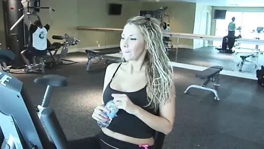 Seksi ve genç insta model büyük bir yüz cumshot alır