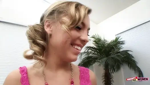 Olgun sarışın orta yaşlı seksi kadın mükemmel lezbiyen kızını baştan çıkarıyor, öpüyor ve parmaklıyor