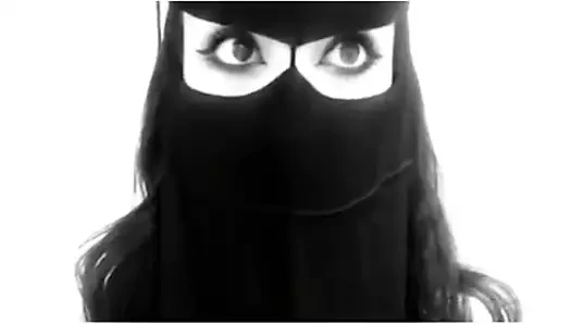 Jeune femme arabe en Hijab avec des yeux sexy 2