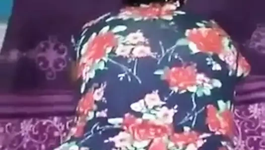 Hintli üvey annenin götünü sikiyor