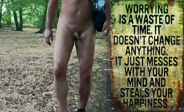 Kırsalda çıplak yürüyor