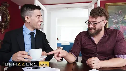 Evli kadın kocasının işine göğüslerini sokuyor Chloe Savage Brazzers