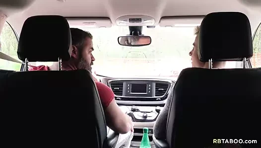 üvey oğlun kıçını ağzına kadar doldurun