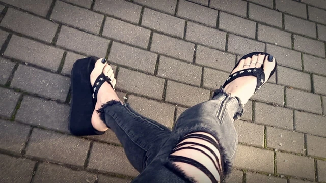 Travesti ayaklarını gösteriyor