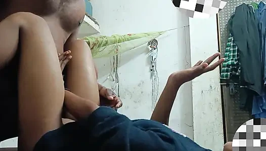 Üniversite kızı yağlanmış ve poposu