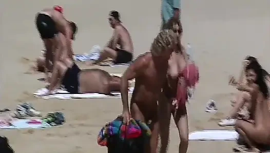 Plajda özgürce sevişiyorlar