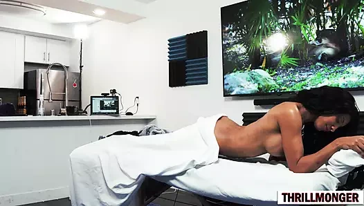 Seksi esmer September Reign ThrillMonger tarafından sikiliyor!