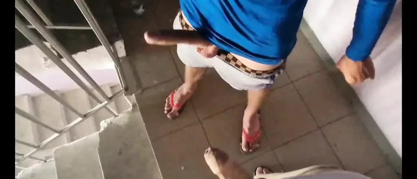 Baba ve twink komşuların yanında merdivenlerde sert sikiliyor