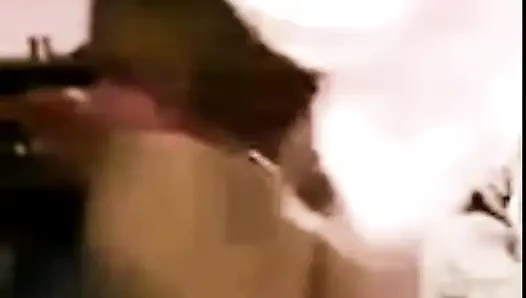 Hintli tamil yaramaz evli kadın Renu gizli banyoda çıplak azdırıyor ve şirket müdürü için sari giyiniyor! Indianhotwifex