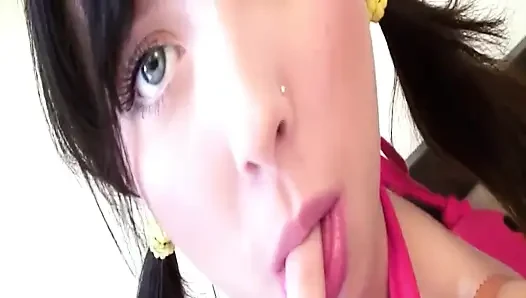 Esmer kadın yakın çekim parmaklama için götünü açıyor