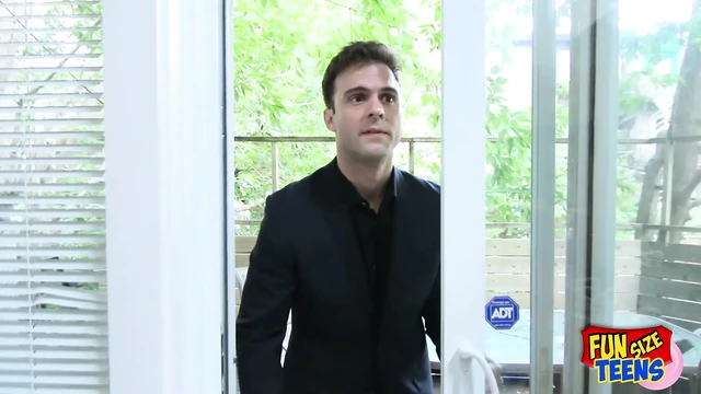 Funsize gençler - minyon bir hatun üçlü grup sekste 2 adam tarafından sert sikiliyor