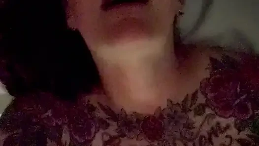 Gecenin ortasında mastürbasyon yapıyor ve çok sert boşalıyor