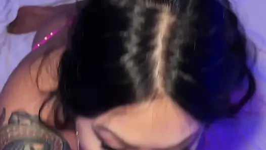 Connie Perignon düzgün vücutlu dövmeli döl yutuyor