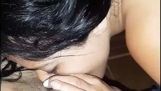 Bu oğlanın götünü ve penisini büyülüyor