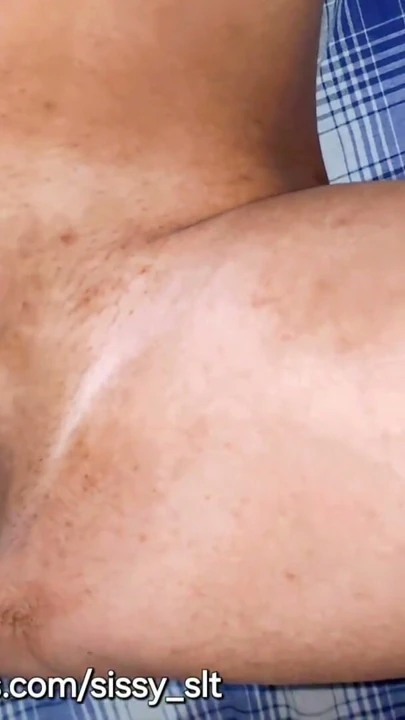 Küçük penis ve geniş göt herkesin içinde teşhir ediyor ve işiyor | Klip 2