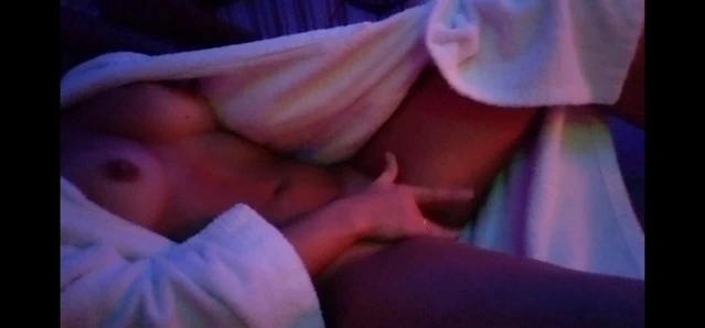 Üvey kız saunada mastürbasyon yapıyor