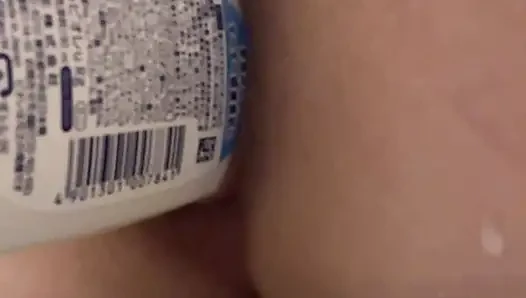 Şişe anüs içine sokuluyor, bütün yutuyor