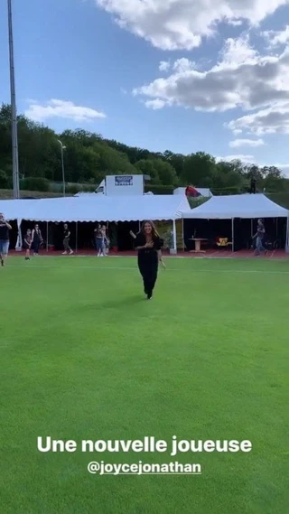 Joyce Jnthn Decollete - Cleavage