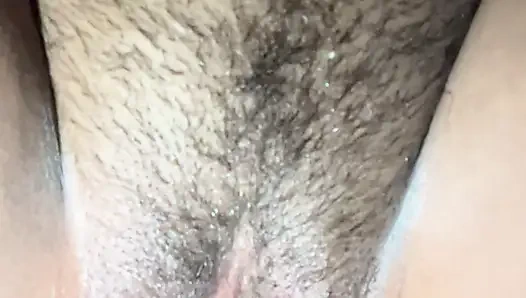 Ateşli okul kız arkadaşı, erkek arkadaşının aletine sert ve derin bir şekilde biniyor, okuldan sonra sıkı amının içine boşalmaya çalışıyor