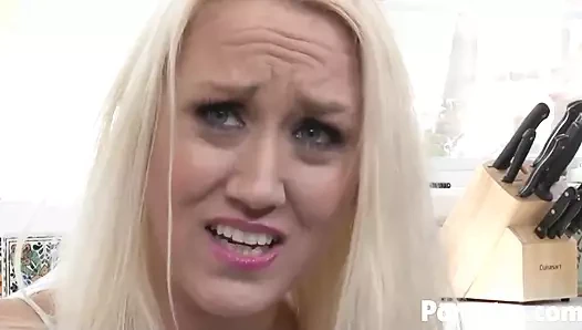 Muhteşem sarışın hatunlar Zoe Parker ve Alana Evans azıyor ve sert sikişiyor