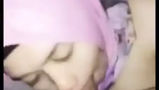 Jilbab pembe nyepong